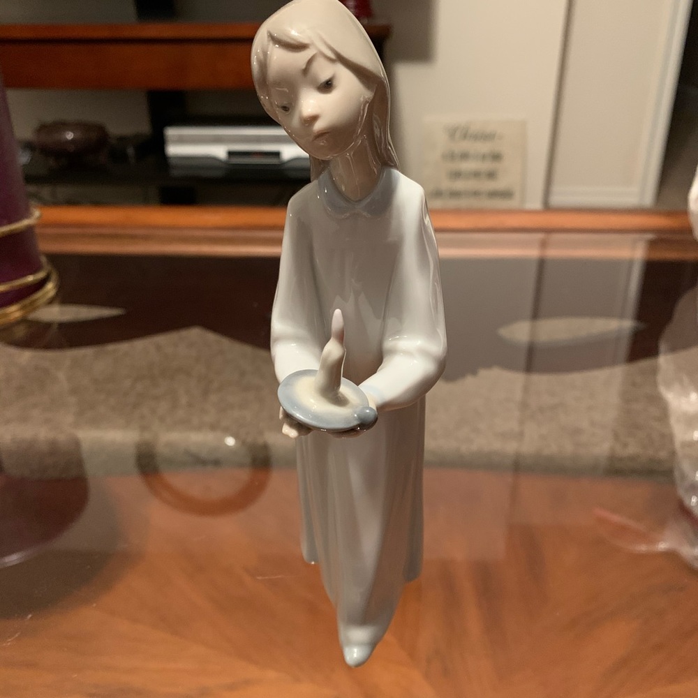 ☀️host pick ☀️ Lladro figurine little girl with candle - Picture 2 of 5